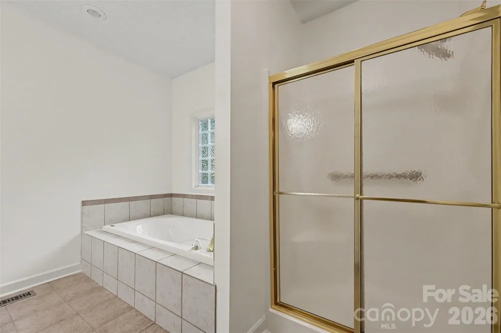 1928 Twin Ponds Drive Hickory, NC 28602