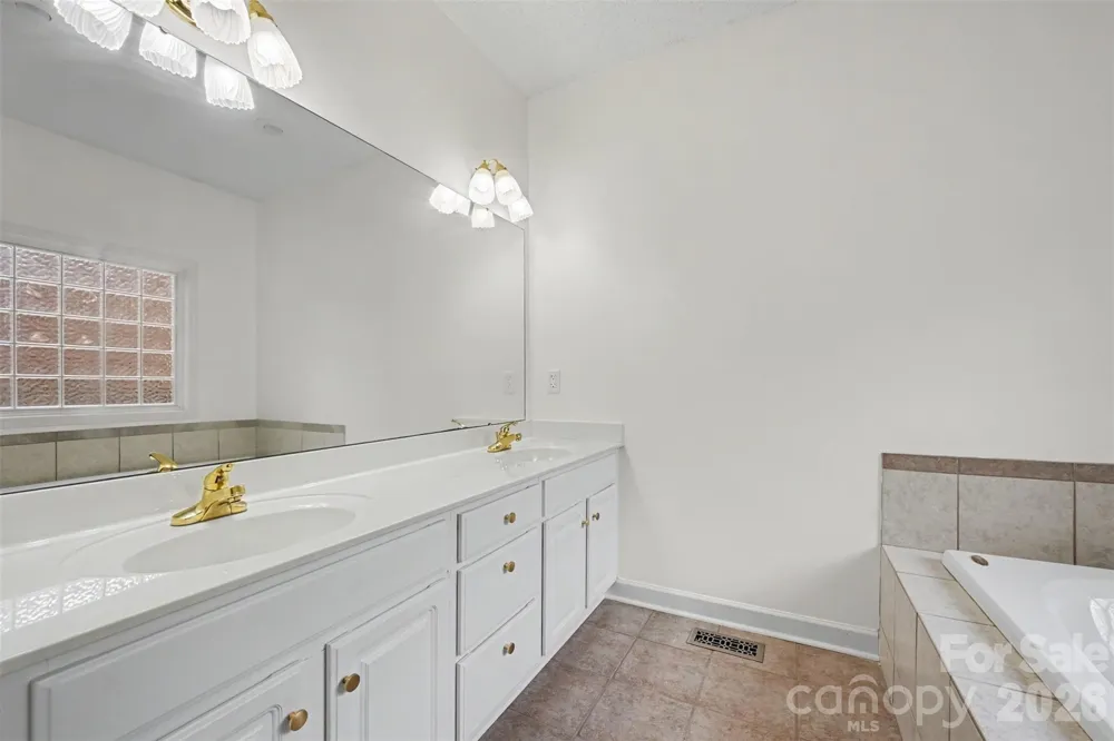 1928 Twin Ponds Drive Hickory, NC 28602