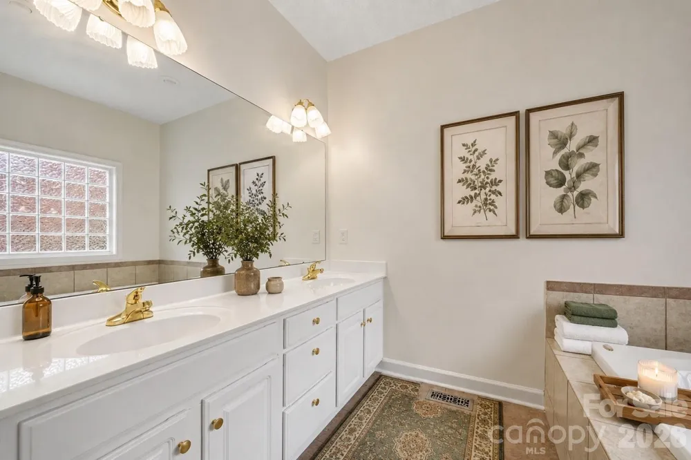 1928 Twin Ponds Drive Hickory, NC 28602