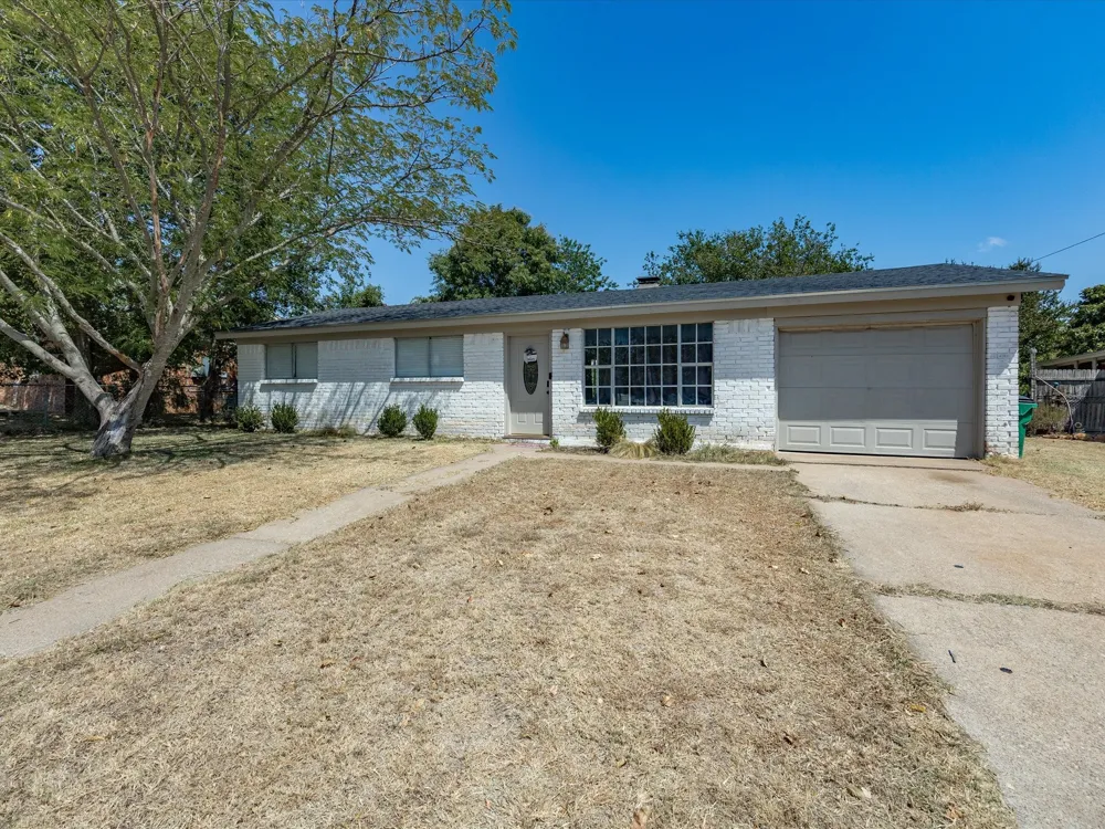 321 E Pine Street Jacksboro, TX 76458