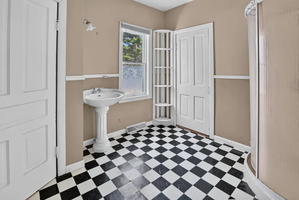 209 Underwood Avenue Leroy, MI 49655
