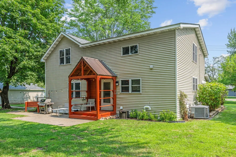 274 Quinlan Avenue Lakeland, MN 55043
