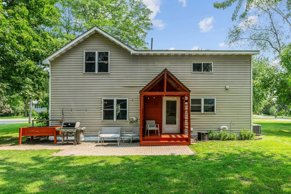 274 Quinlan Avenue Lakeland, MN 55043