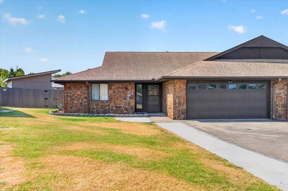 6703 Abbey Road Bartlesville, OK 74006
