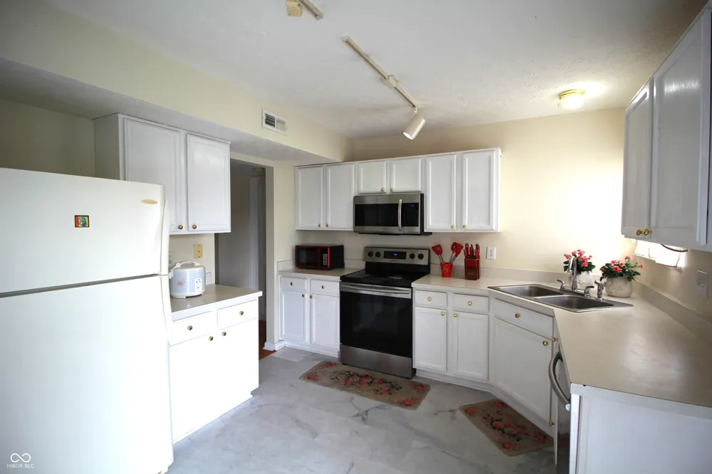 2399 Longleaf Drive Greenwood, IN 46143