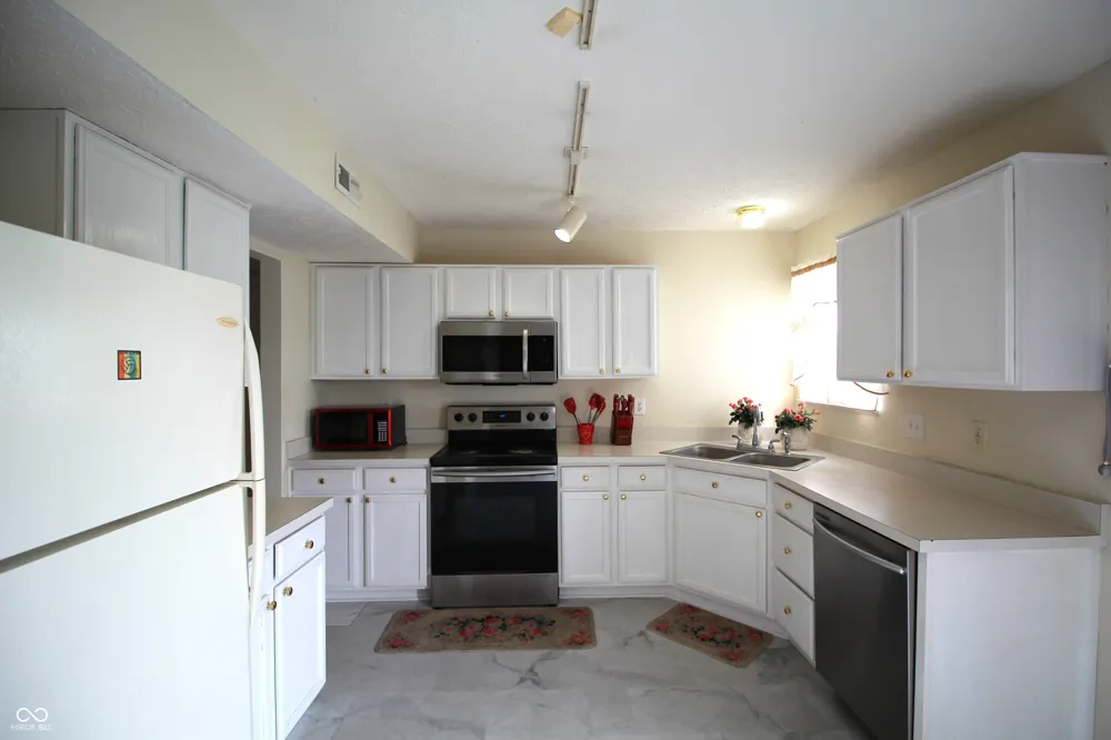 2399 Longleaf Drive Greenwood, IN 46143