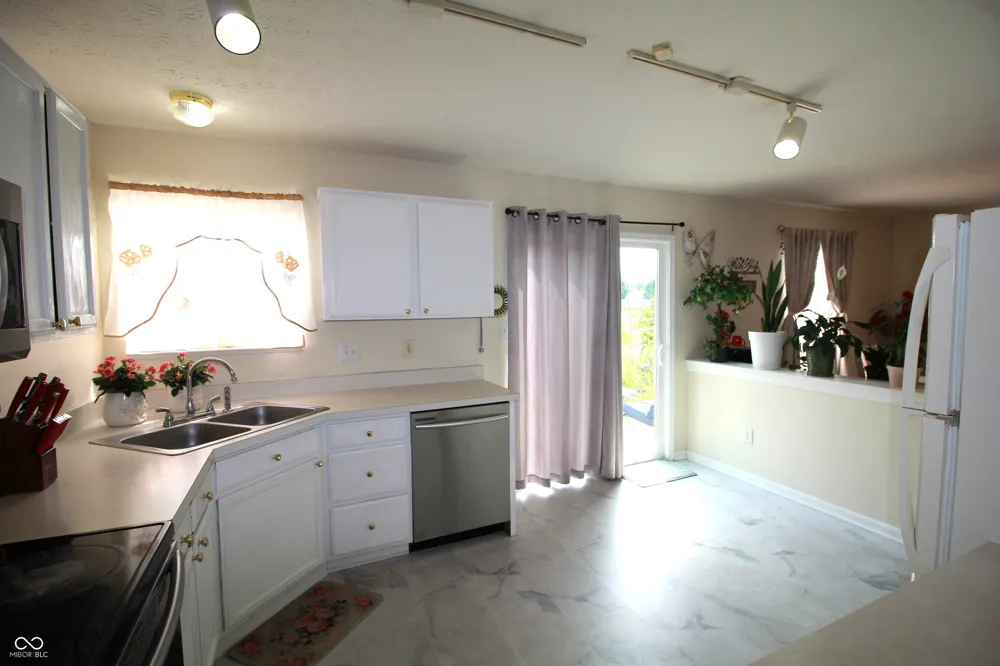 2399 Longleaf Drive Greenwood, IN 46143