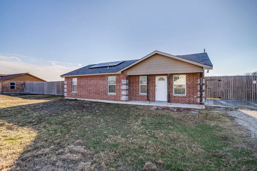 606 S Aquilla Street Itasca, TX 76055