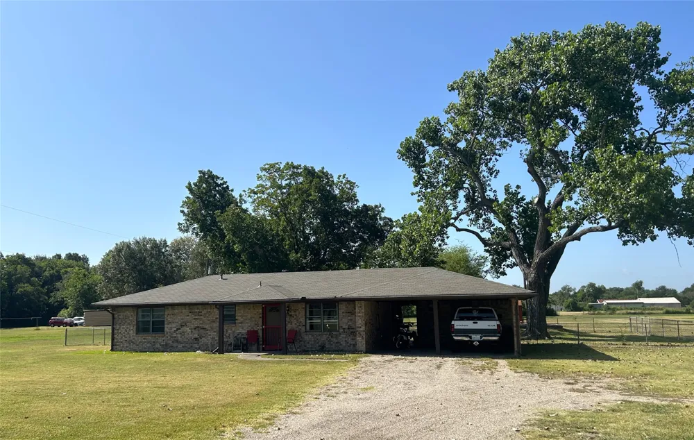 1689 W FM 898 Bonham, TX 75418