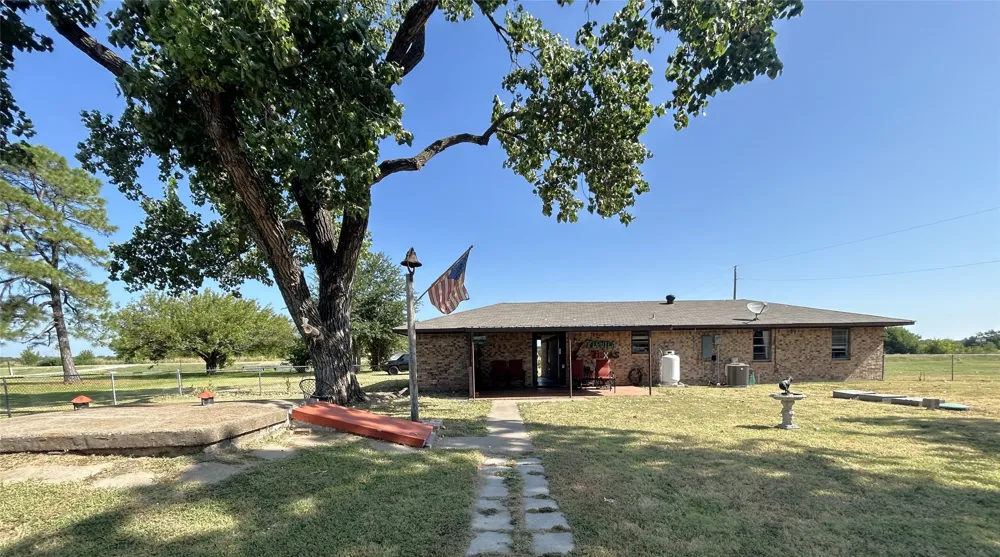 1689 W FM 898 Bonham, TX 75418