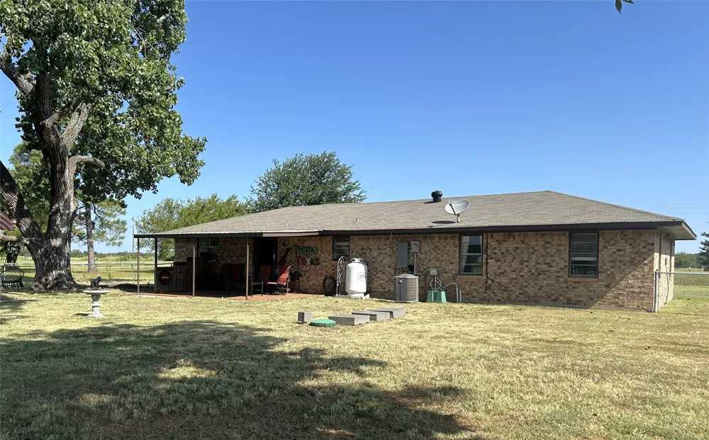 1689 W FM 898 Bonham, TX 75418