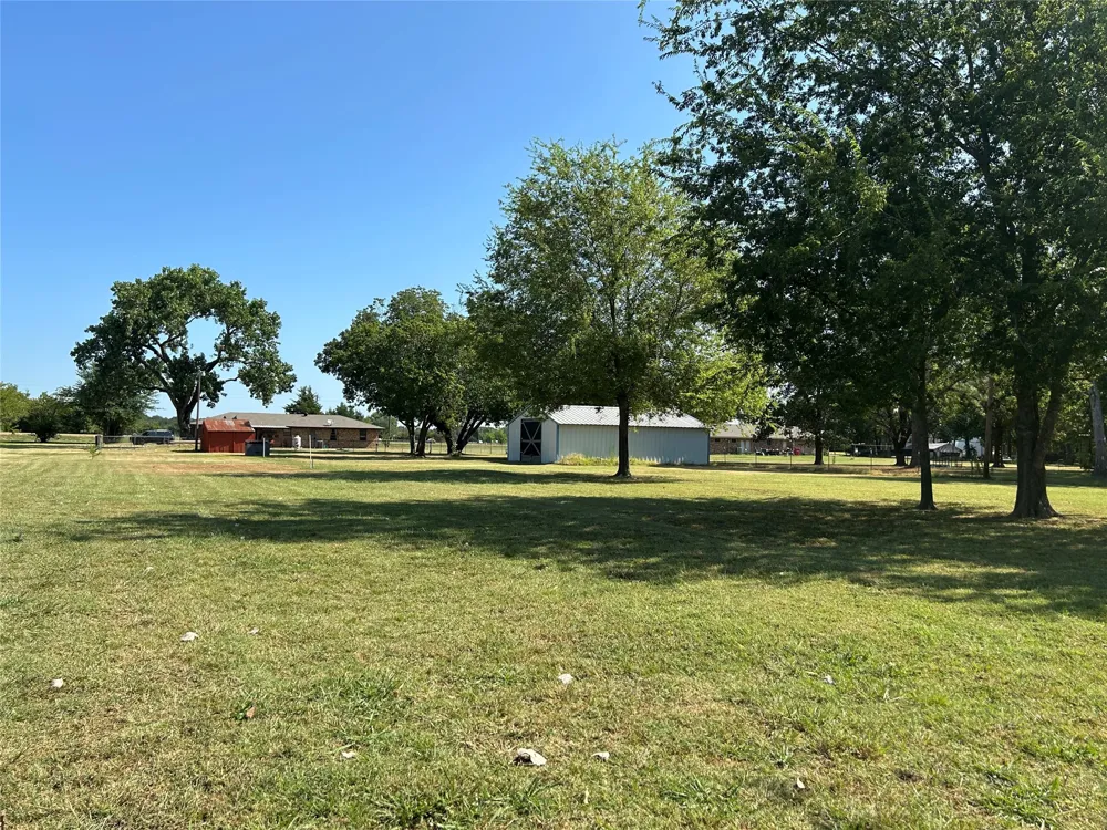 1689 W FM 898 Bonham, TX 75418