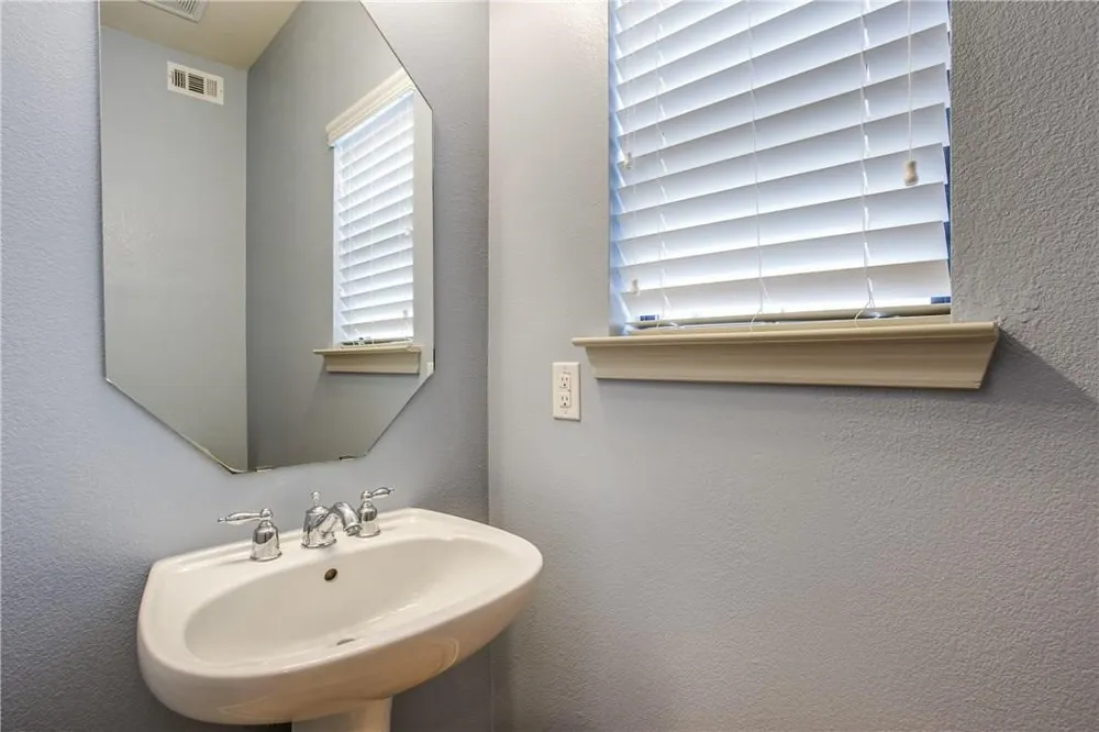 2415 Stutz Drive #D Dallas, TX 75235