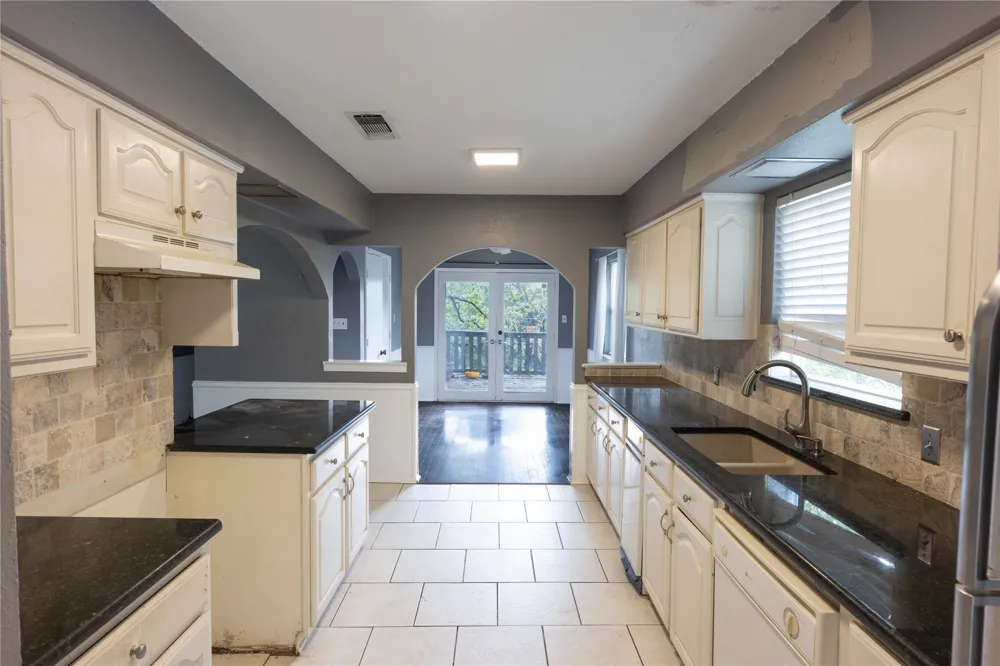 112 Oaktree Drive Highland Village, TX 75077