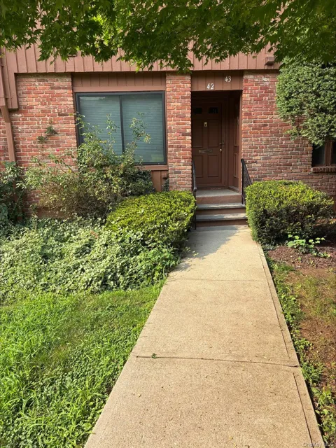 42 Coachlight Square