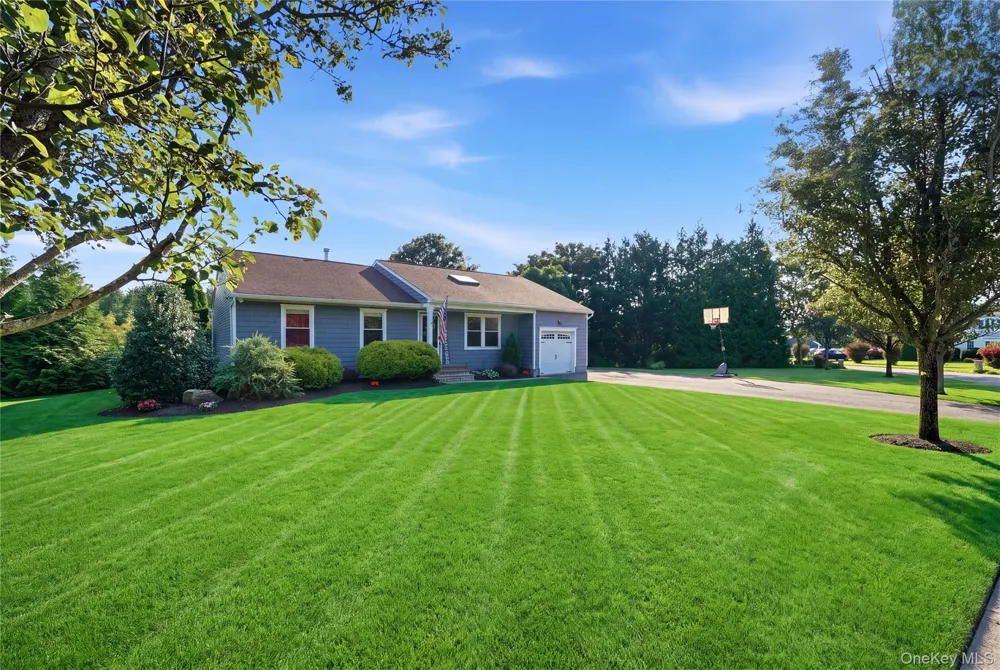 71 Triangle Lane Baiting Hollow, NY 11933