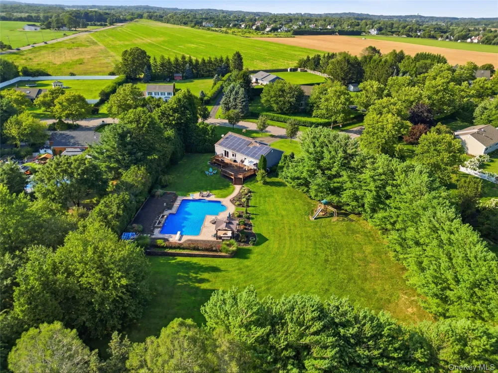 71 Triangle Lane Baiting Hollow, NY 11933