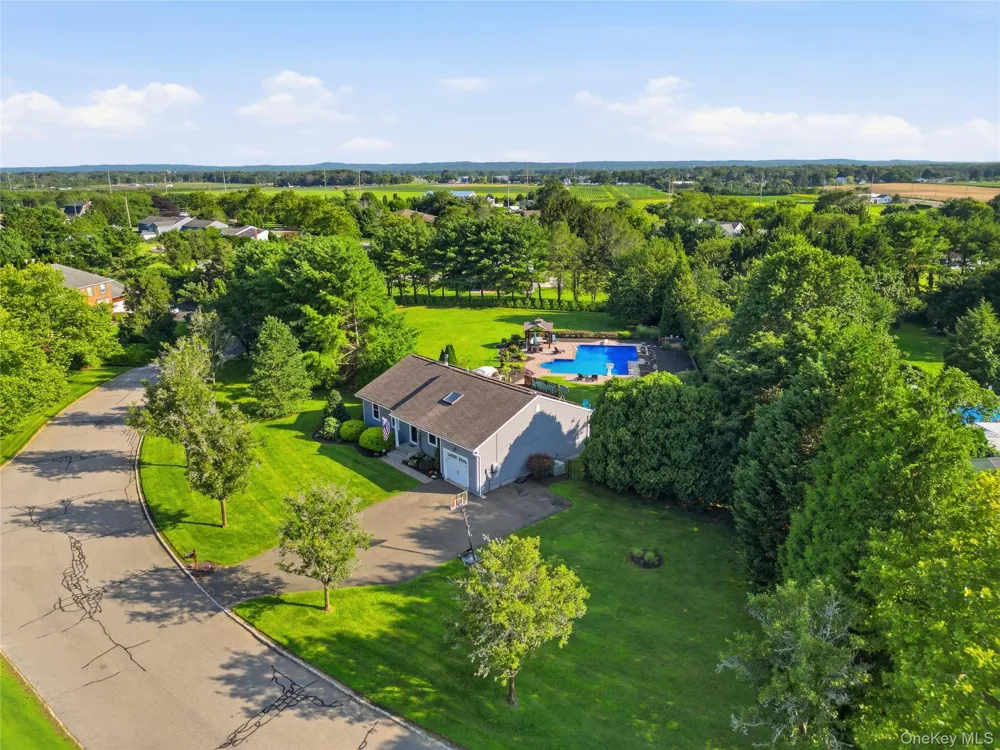 71 Triangle Lane Baiting Hollow, NY 11933