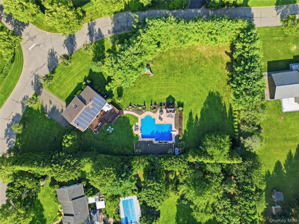 71 Triangle Lane Baiting Hollow, NY 11933