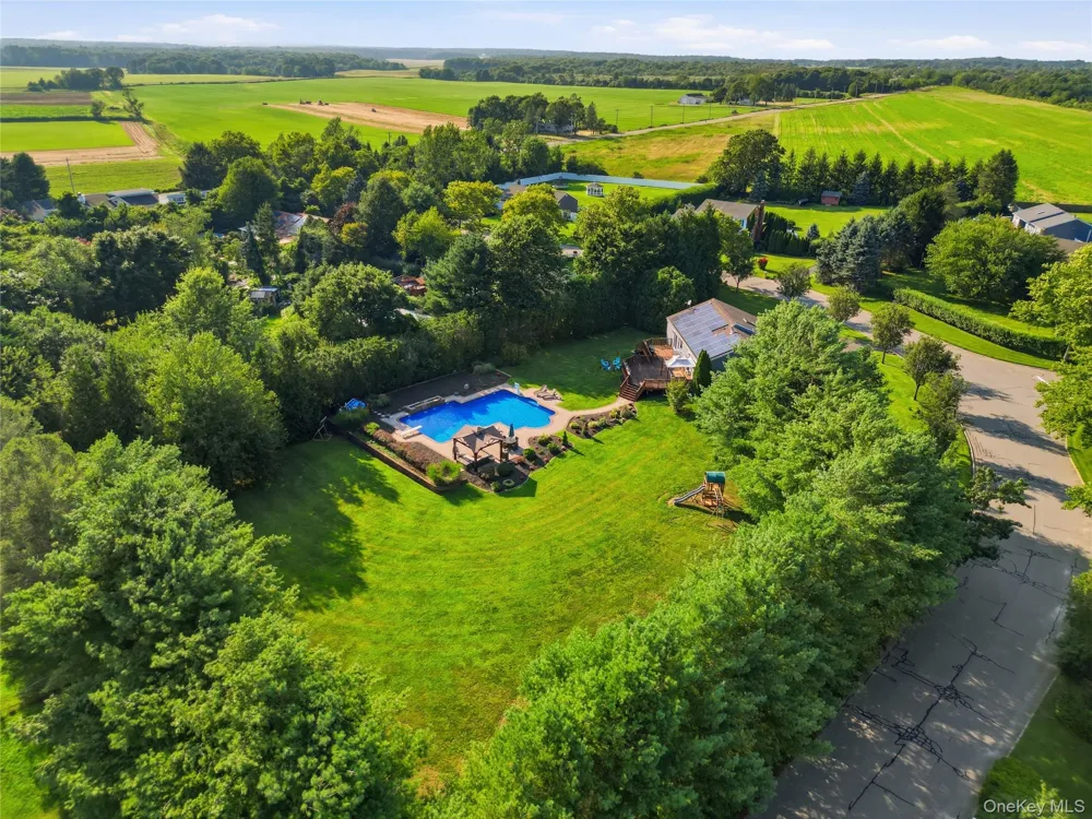 71 Triangle Lane Baiting Hollow, NY 11933