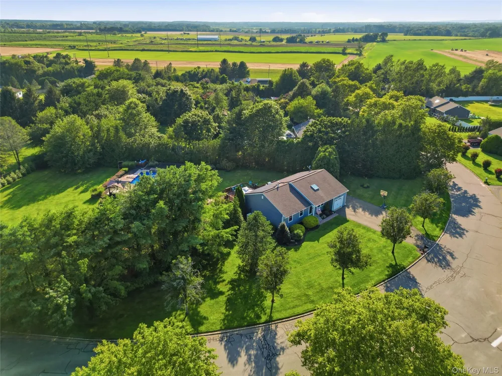 71 Triangle Lane Baiting Hollow, NY 11933