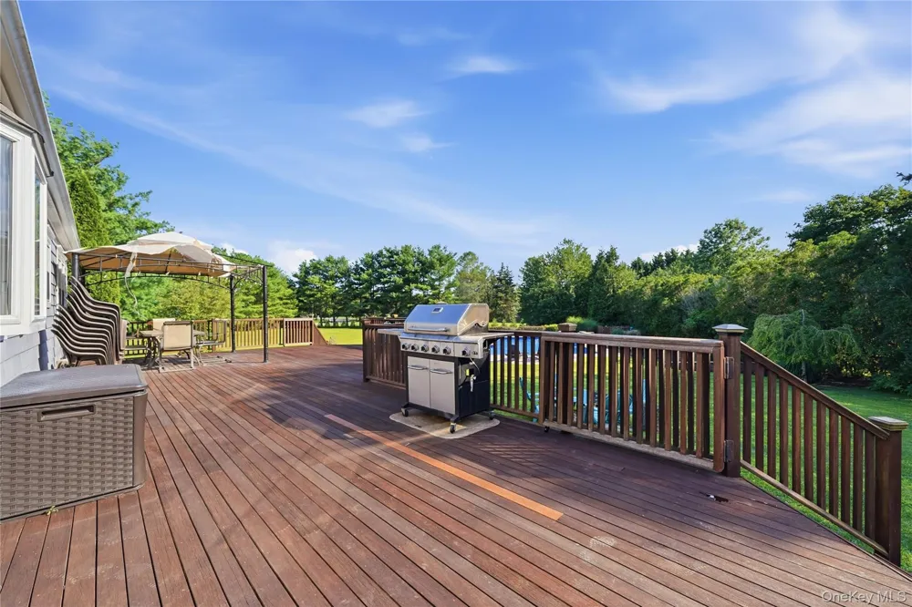 71 Triangle Lane Baiting Hollow, NY 11933