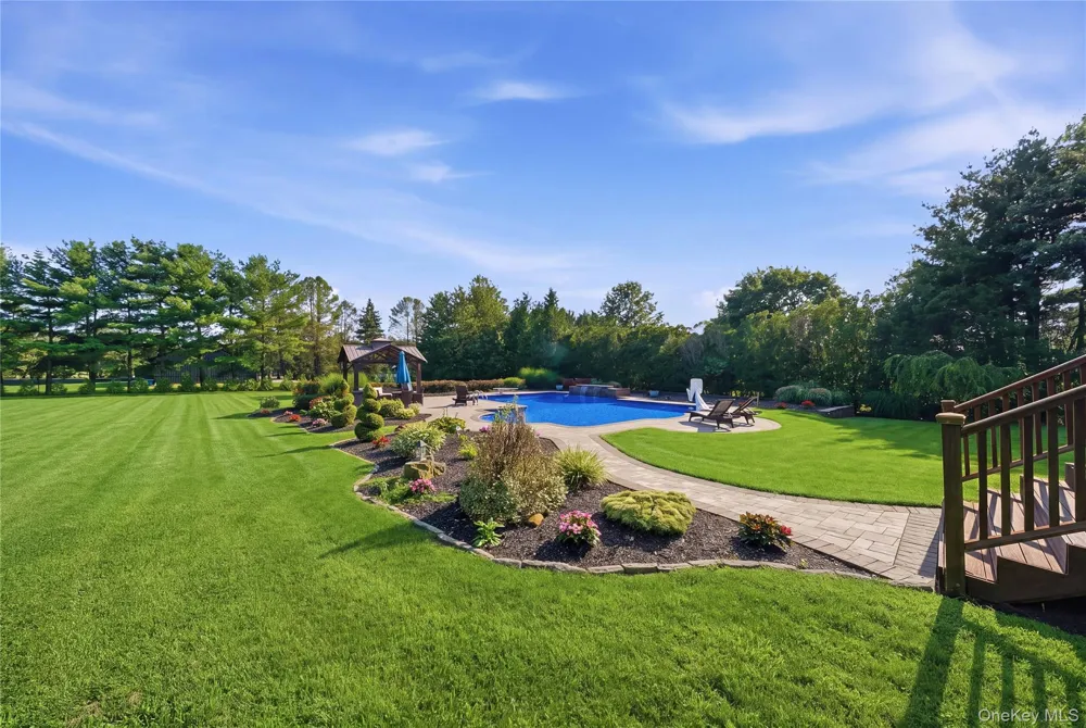 71 Triangle Lane Baiting Hollow, NY 11933