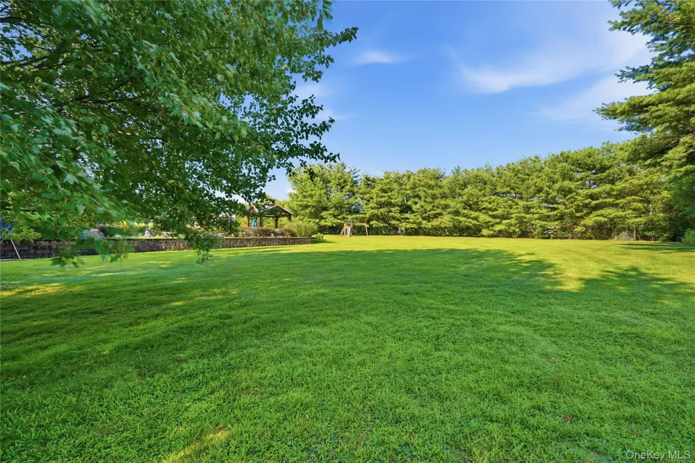 71 Triangle Lane Baiting Hollow, NY 11933