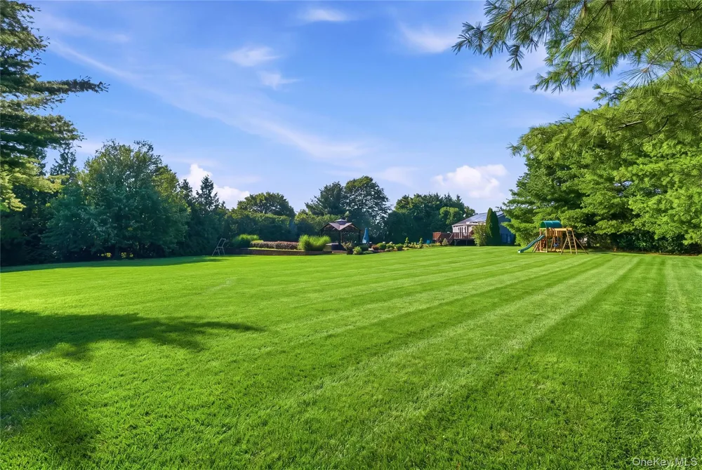 71 Triangle Lane Baiting Hollow, NY 11933