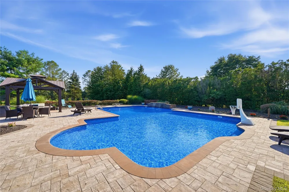 71 Triangle Lane Baiting Hollow, NY 11933