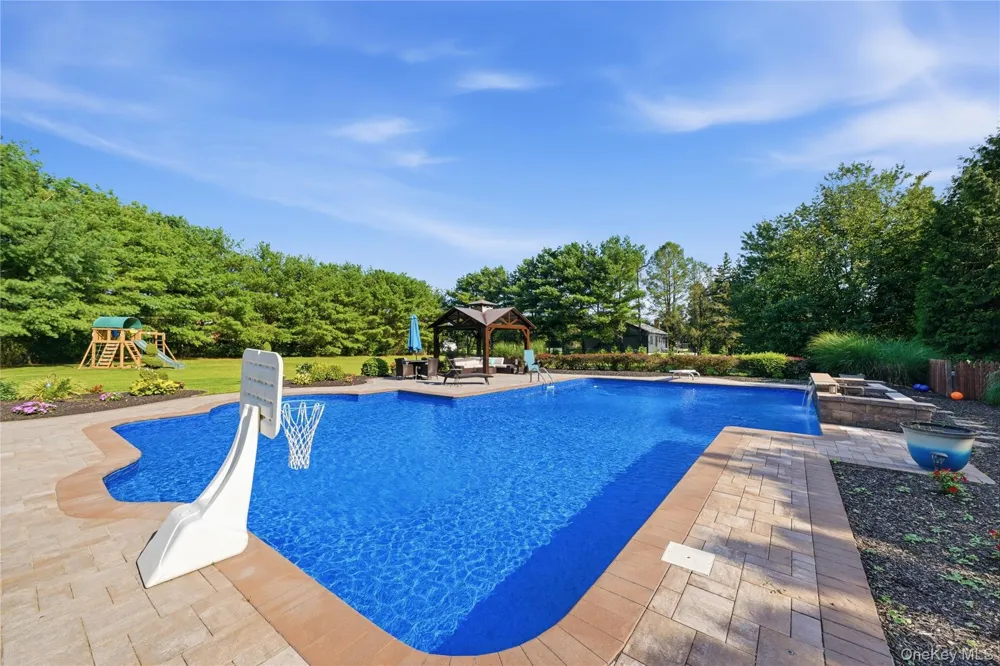 71 Triangle Lane Baiting Hollow, NY 11933