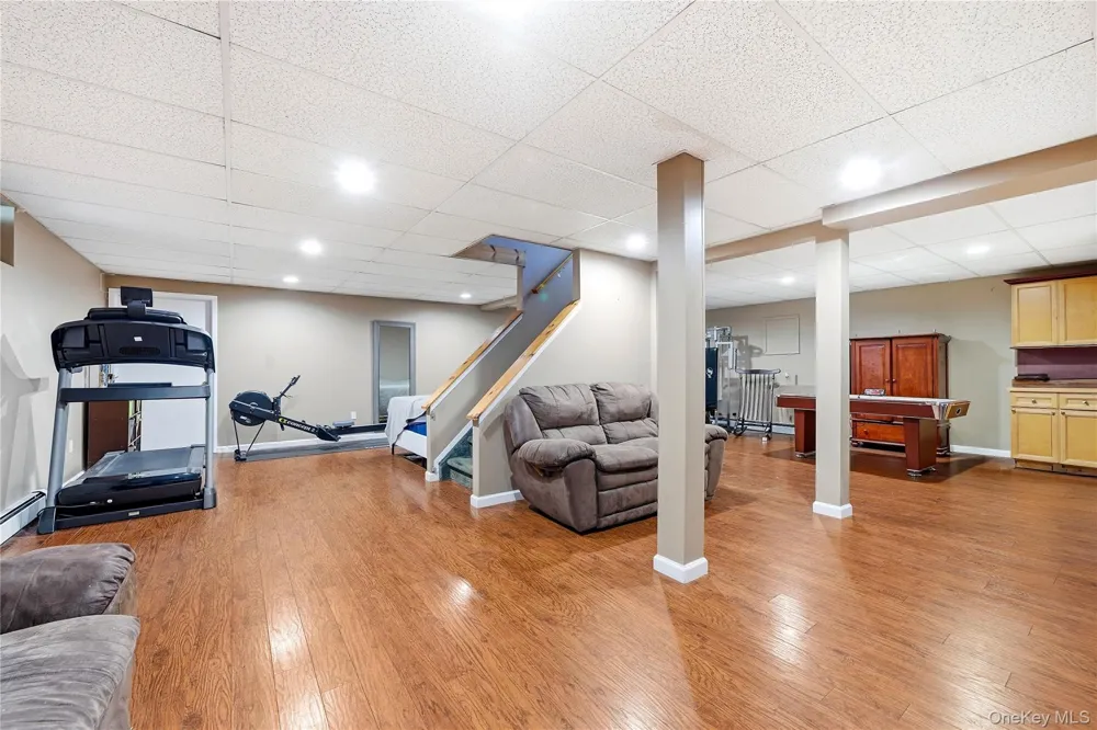 71 Triangle Lane Baiting Hollow, NY 11933
