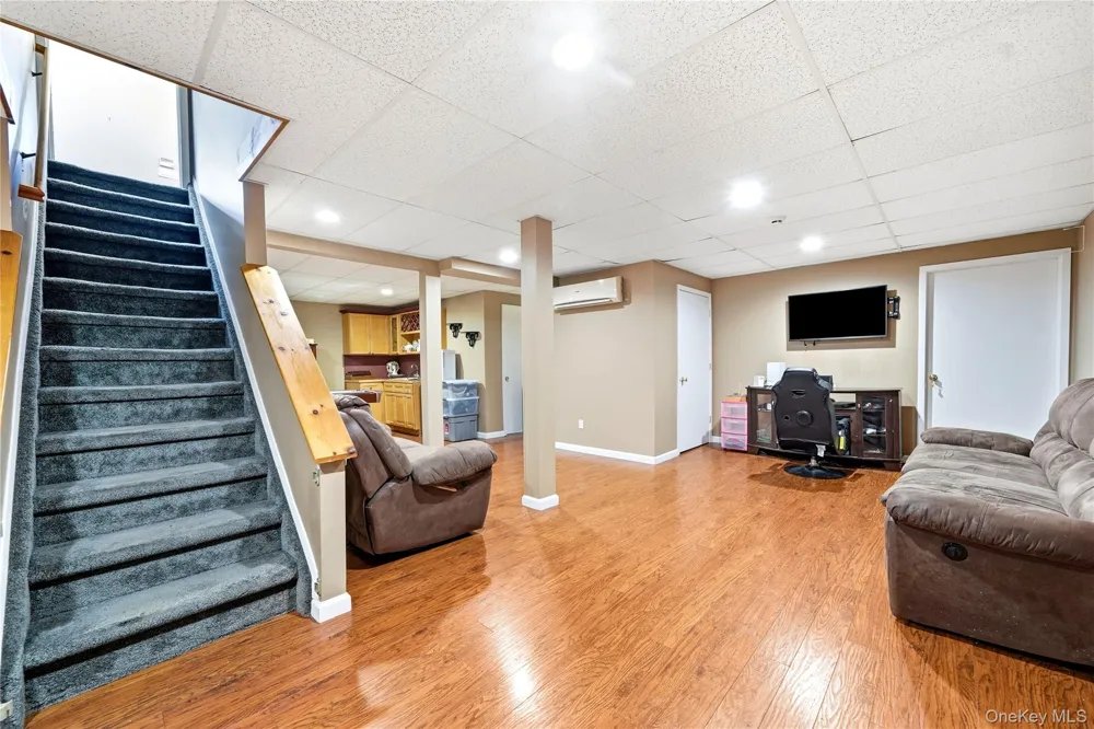 71 Triangle Lane Baiting Hollow, NY 11933
