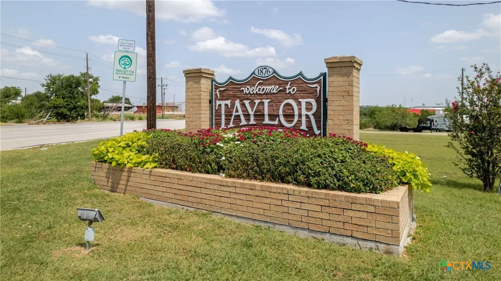 1101 W 3rd Street Taylor, TX 76574