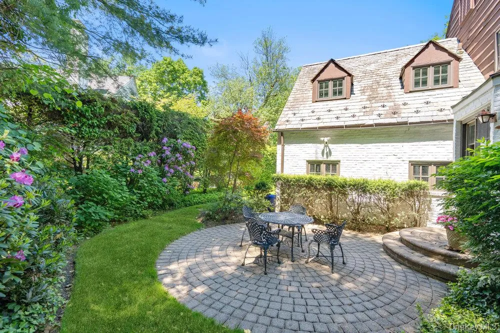 34 Wensley Drive Great Neck, NY 11021