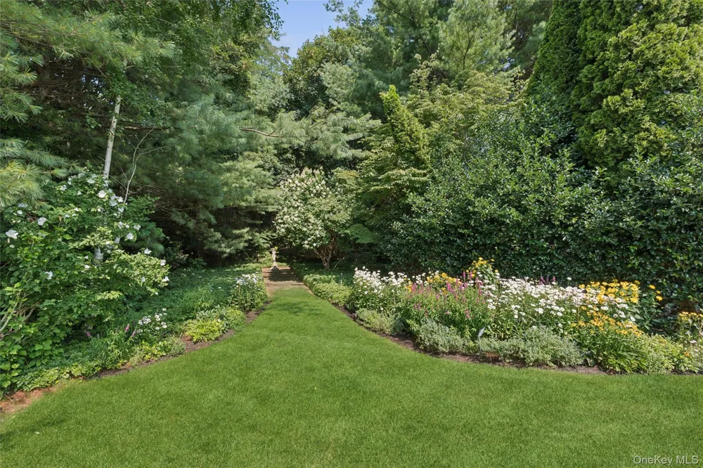 245 Meadows W Bridgehampton, NY 11932