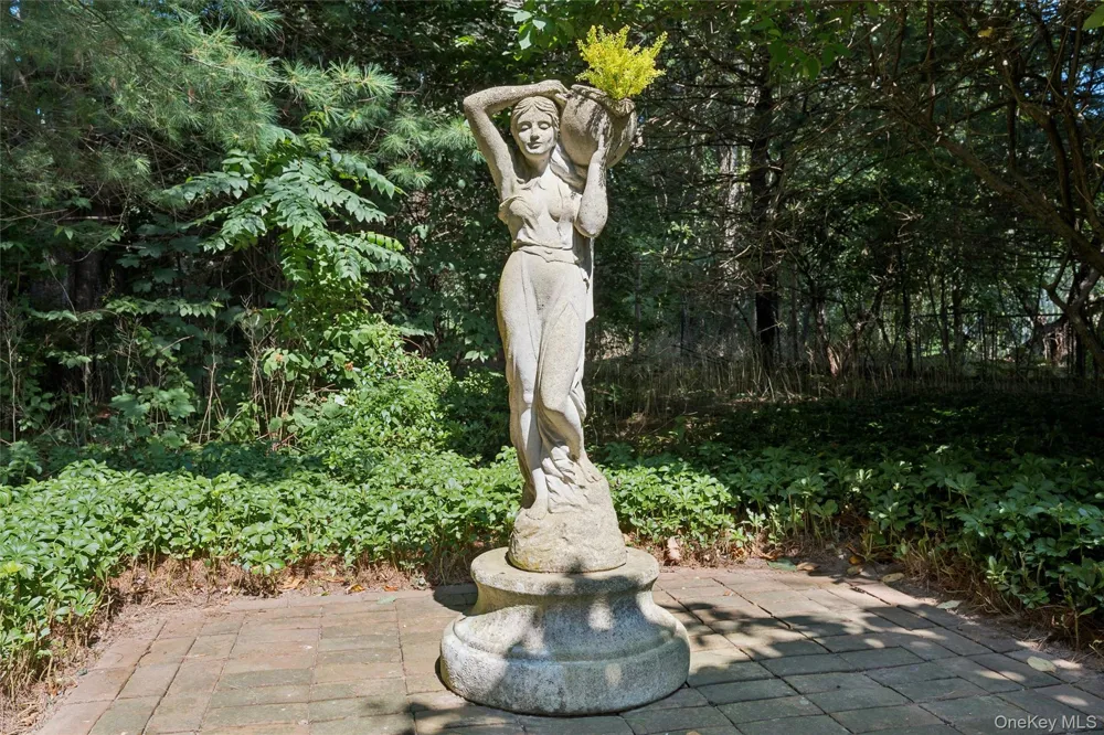 245 Meadows W Bridgehampton, NY 11932