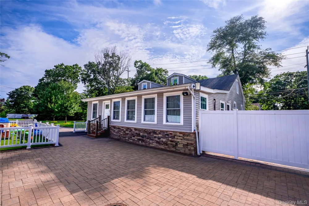 85 cocoanut Street Central Islip, NY 11722