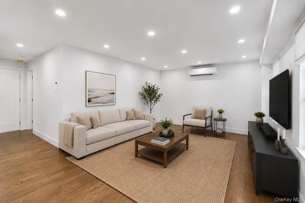 1431 Old Northern Boulevard #6 Roslyn, NY 11576