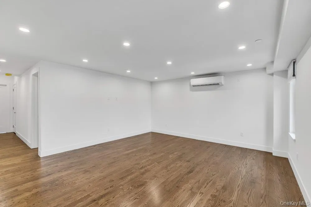 1431 Old Northern Boulevard #6 Roslyn, NY 11576