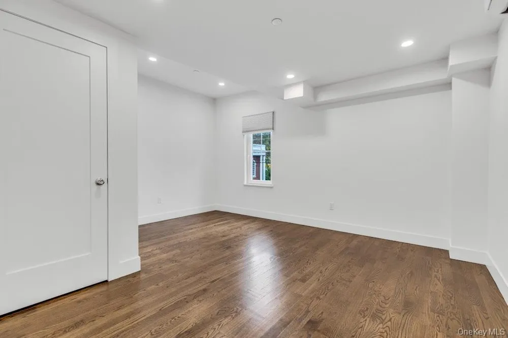 1431 Old Northern Boulevard #6 Roslyn, NY 11576