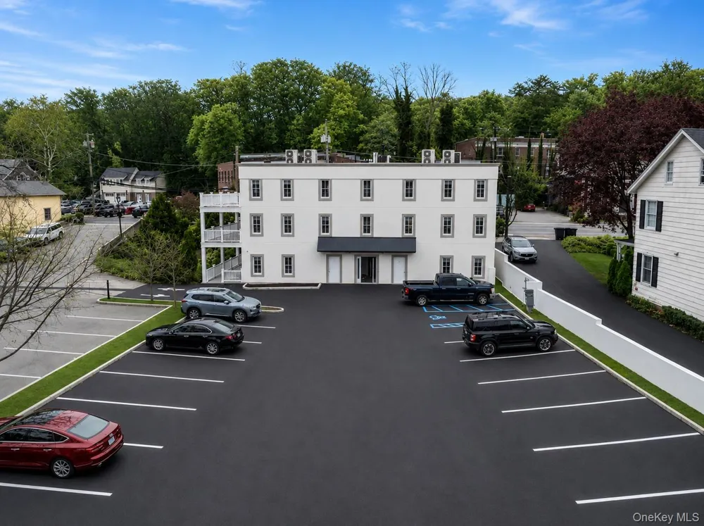 1431 Old Northern Boulevard #6 Roslyn, NY 11576