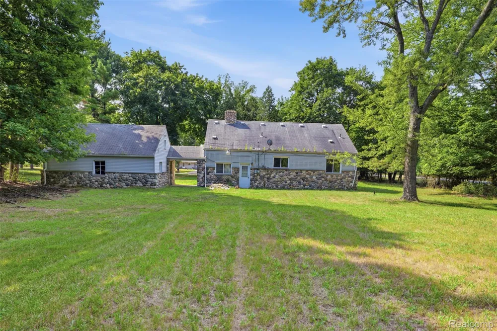 25774 Forestview Drive Southfield City, MI 48033