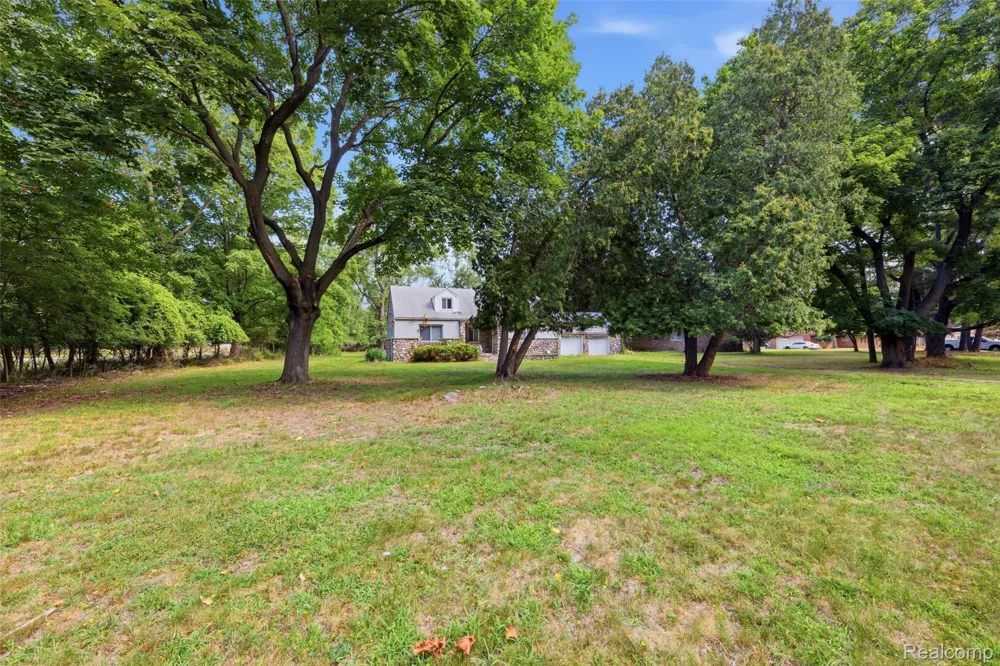25774 Forestview Drive Southfield City, MI 48033