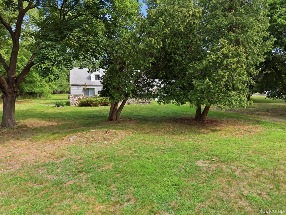 25774 Forestview Drive Southfield City, MI 48033
