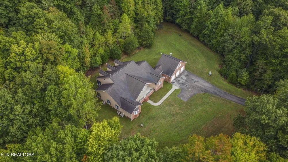799 Twin Hills Lane Jacksboro, TN 37757