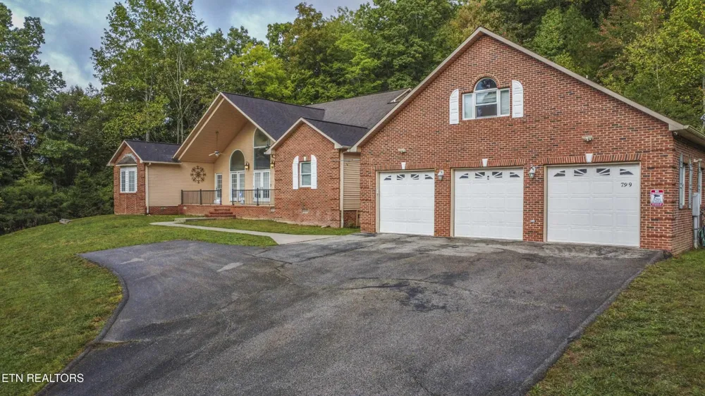 799 Twin Hills Lane Jacksboro, TN 37757