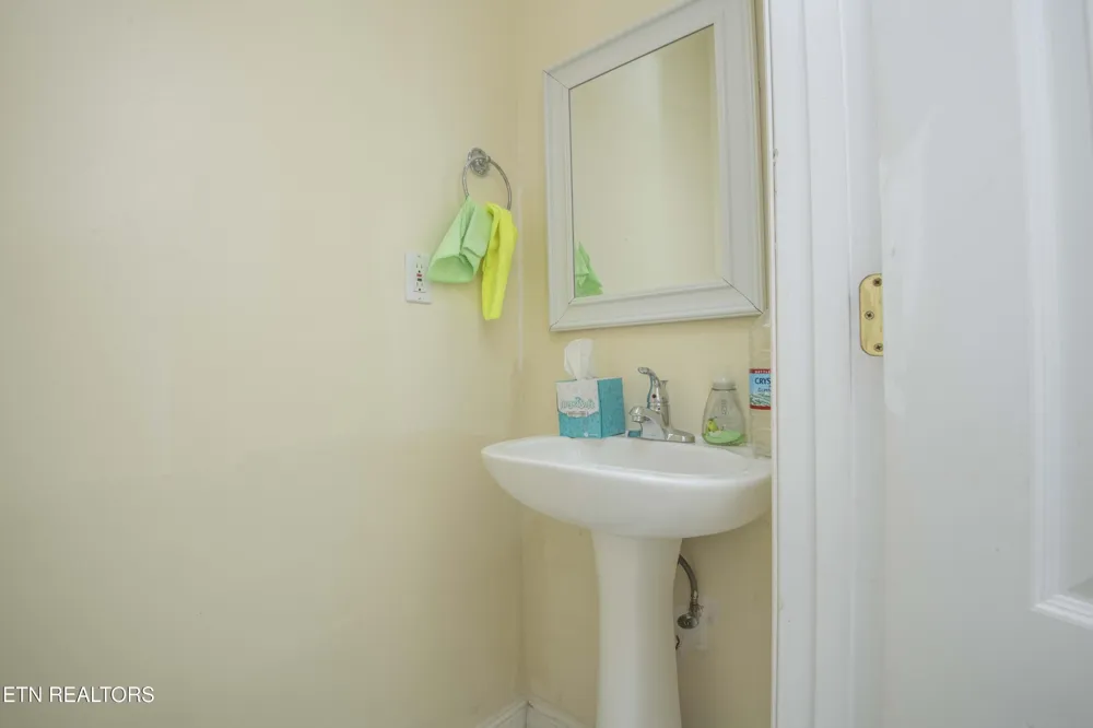 799 Twin Hills Lane Jacksboro, TN 37757