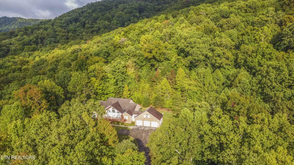 799 Twin Hills Lane Jacksboro, TN 37757