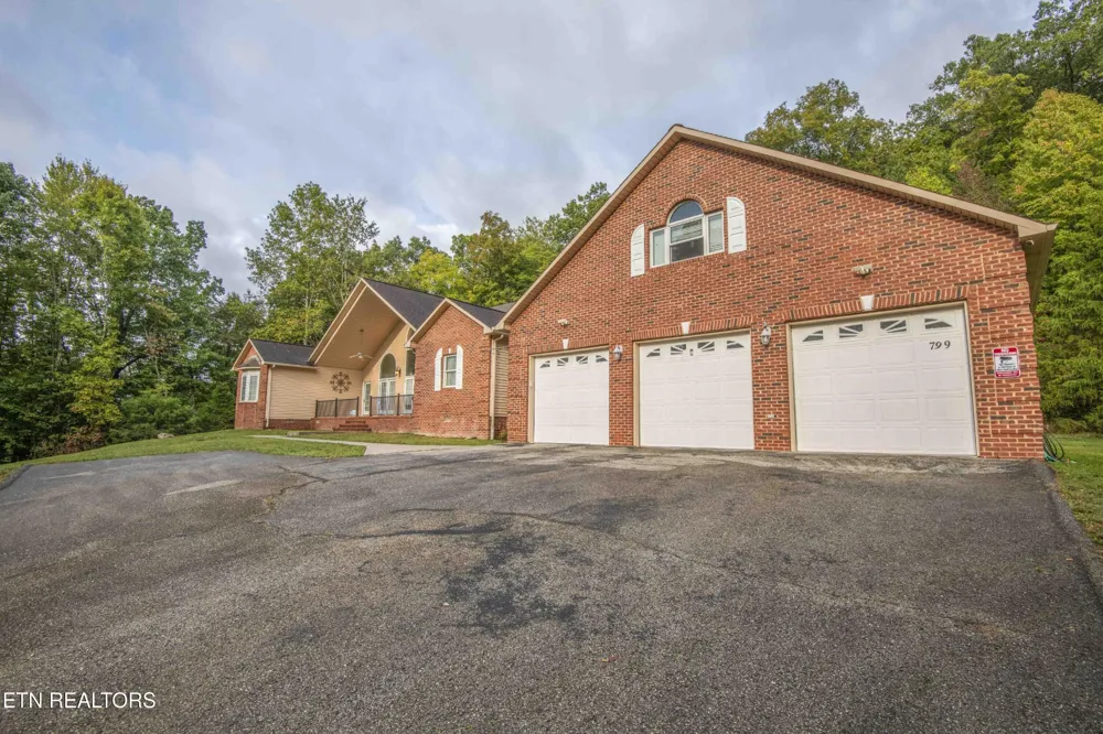 799 Twin Hills Lane Jacksboro, TN 37757